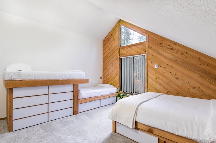 ห้องนอนสำหรับครอบครัวชั้นบนมีเตียงควีนไซส์ 1 หลังและเตียงเดี่ยว 2 หลัง