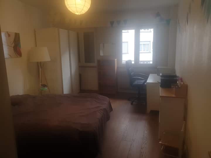 kancelársky priestor v spálni v tichej uličke