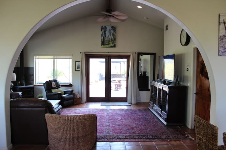 כשנכנסים דרך דלת הכניסה.