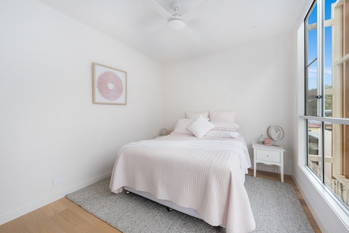 חדר שינה שני עם חדר רחצה צמוד