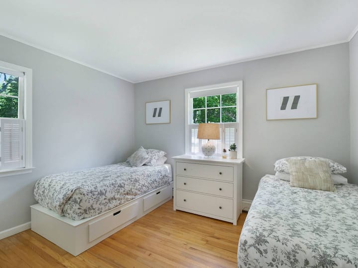 Спална соба на првиот кат со двојни кревети.