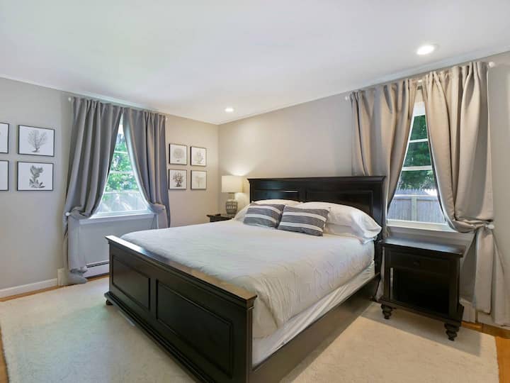 Главна спална соба на првиот кат со брачен кревет (широк 150-179 см), телевизор и сопствена бања.