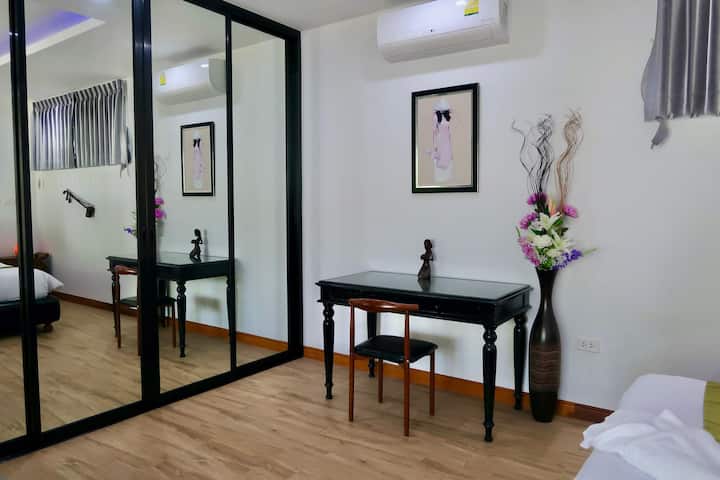 אזור המשרד וחדר ההלבשה