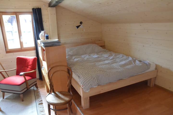 Veľká posteľ 160x200 v obývacej izbe