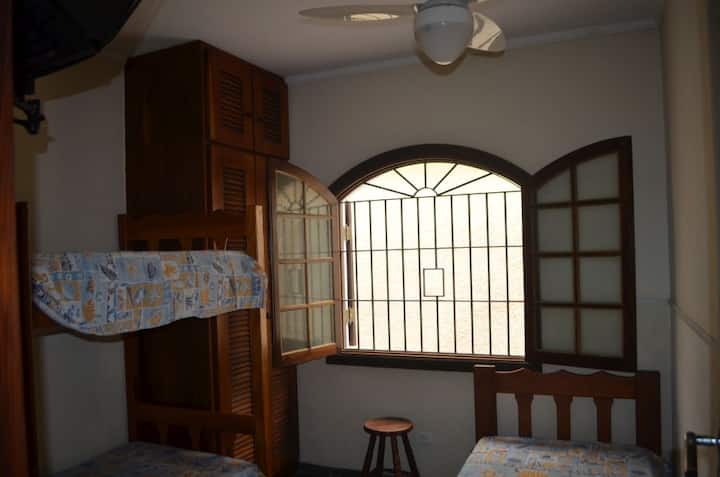 Chambre 2 - 1 lit superposé, 1 lit double, placard  et ventilateur de plafond