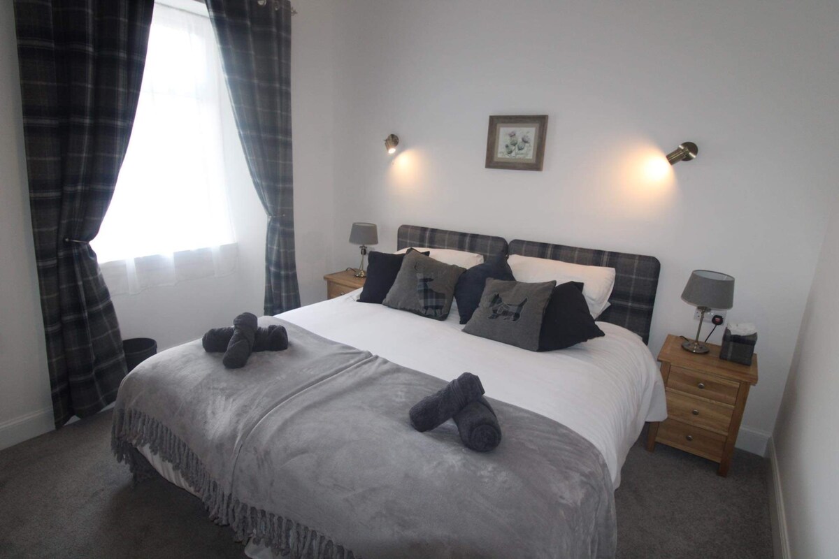 Спална соба ( конфигурација - брачен кревет (широк 150-179 см) или два единечни кревета според претпочитањето) .