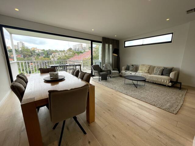 Modern 3 Bedroom House with Amazing Views gallery image 5