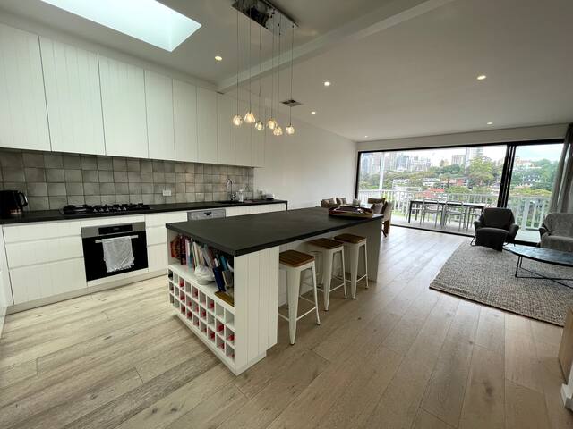 Modern 3 Bedroom House with Amazing Views gallery image 2