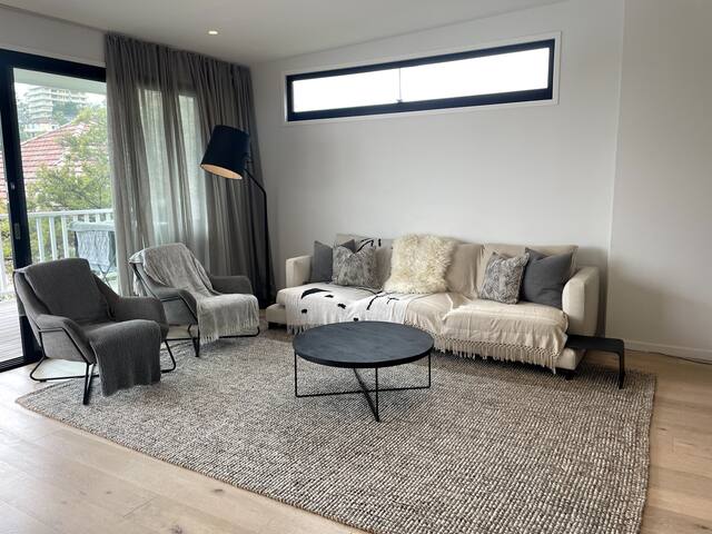 Modern 3 Bedroom House with Amazing Views gallery image 4