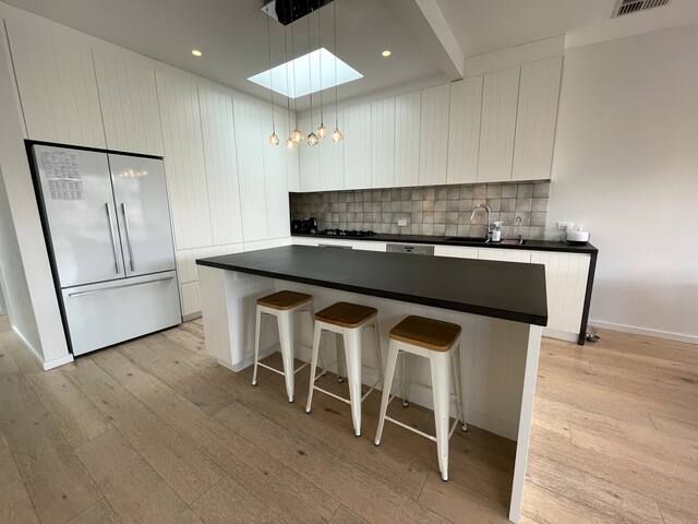 Modern 3 Bedroom House with Amazing Views gallery image 3