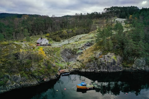 Successful Airbnb property: Cozy house with hot tub and boat by the fjord in Tysvær
