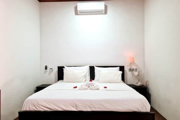 سرير نقي ونظيف للغاية لحياتك الرومانسية ونوم ليالي جيدة