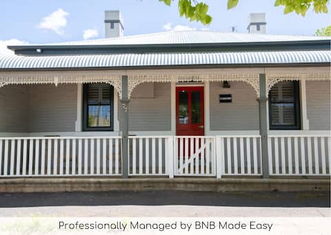 Red Door Cottage • Walk to Cook Park • Orange