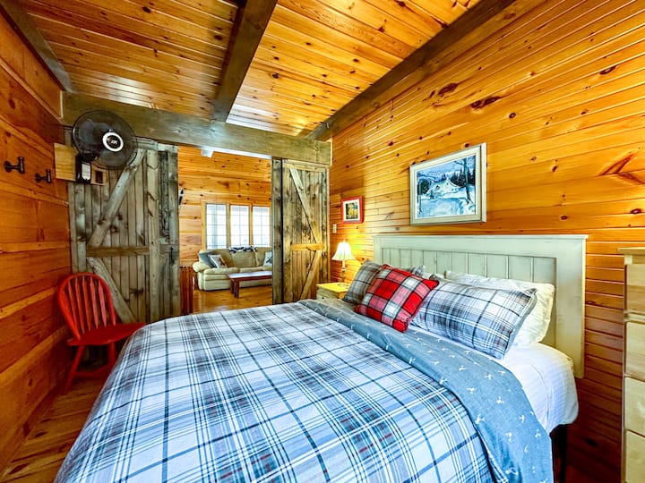 חדר שינה בקומה הראשית עם מיטת קווין סייז