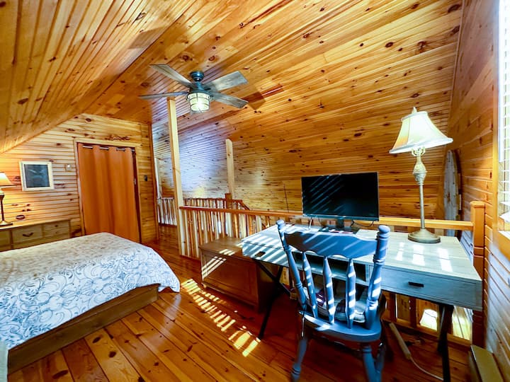 חדר שינה פתוח בלופט מס '1 עם שולחן.