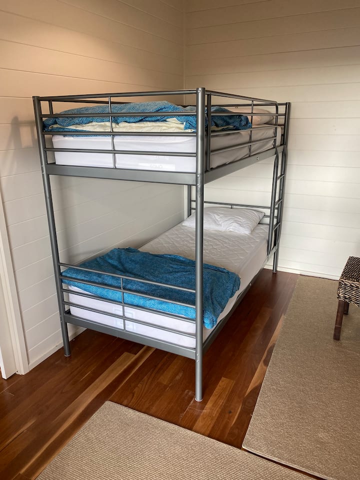 第4间卧室配有上下铺