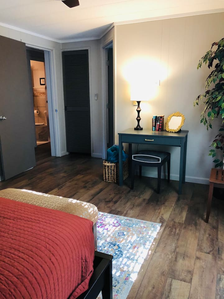 Основна спалня с работно бюро за дистанционна работа.