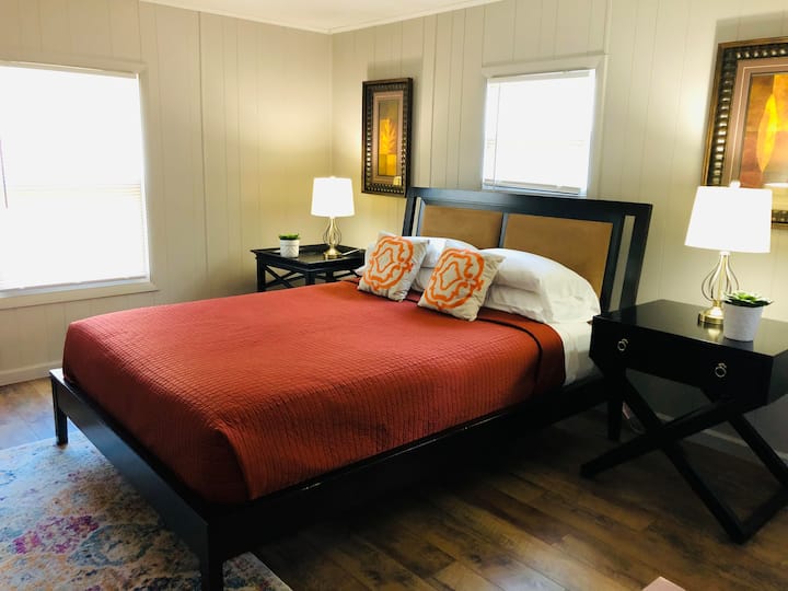 Втора спалня с удобно двойно легло и изискан декор. 