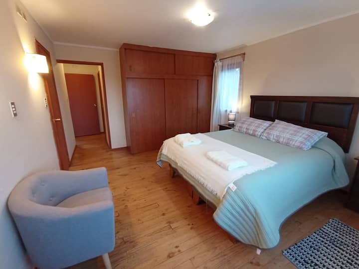 Главна спална соба со телевизор, приватна бања, џакузи и сауна