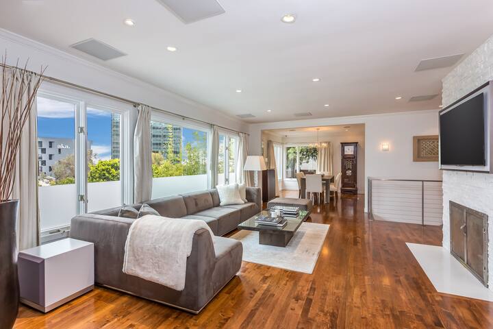 Sunset Strip 5* Location w Pool Jacuzzi Cabana BBQ gallery image 4