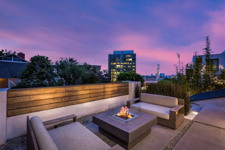 Sunset Strip 5* Location w Pool Jacuzzi Cabana BBQ gallery image 5