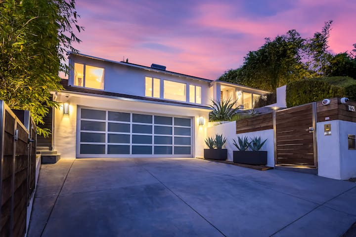 Sunset Strip 5* Location w Pool Jacuzzi Cabana BBQ gallery image 3