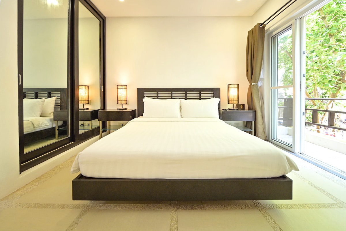 غرفة نوم مريحة وأنيقة تحتوي على سرير متوسط الحجم.