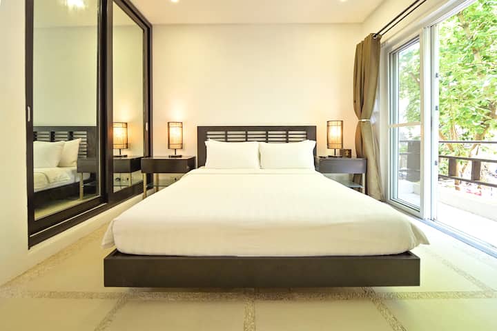 舒适时尚的卧室，配备一张标准双人床。