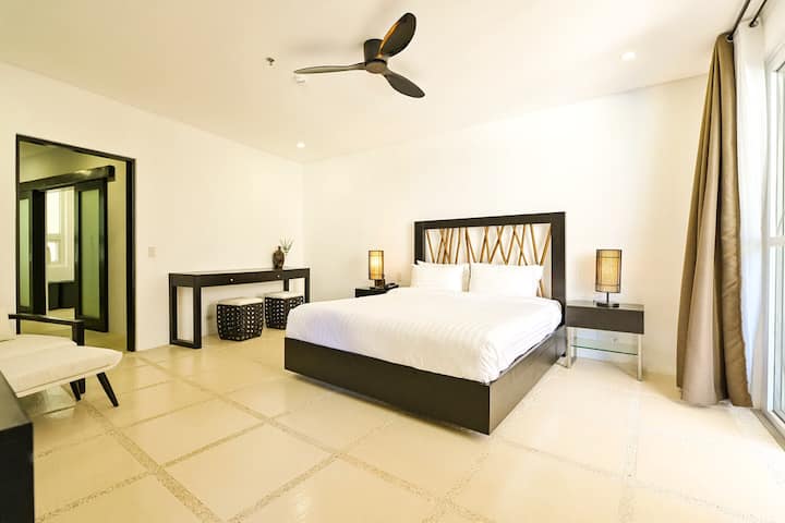 标准双人床卧室，提供宽敞舒适的住宿环境。