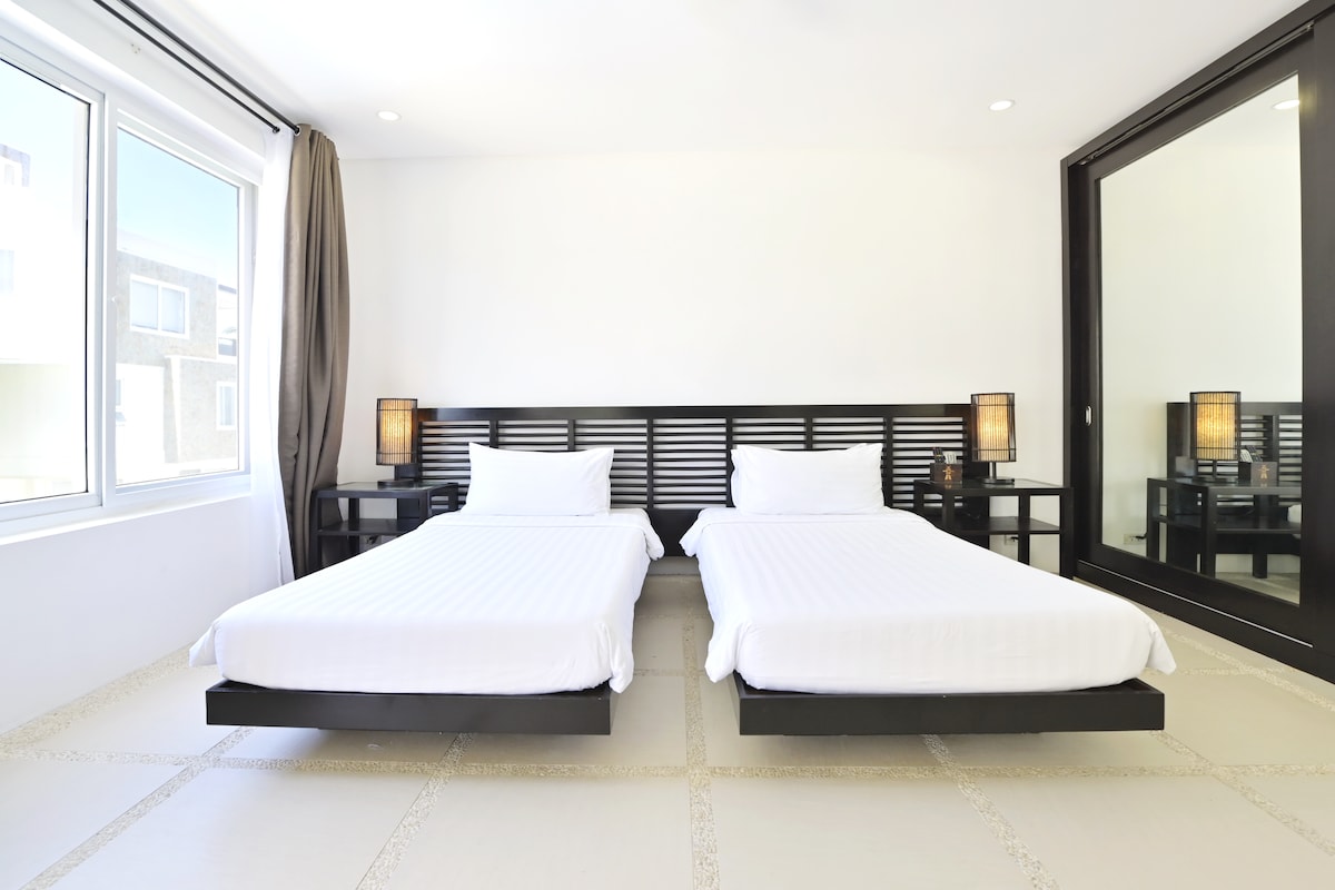 غرفة نوم مريحة مفروشة بسرير مزدوج الحجم.
