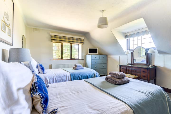 Bedroom 1, two single beds and washstand