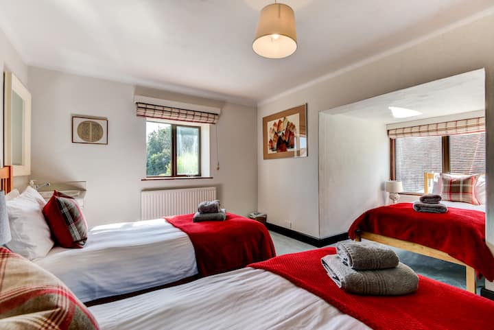 Bedroom 3, three single beds and washstand