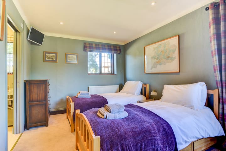 Downstairs bedroom, twin singles and ensuite bathroom