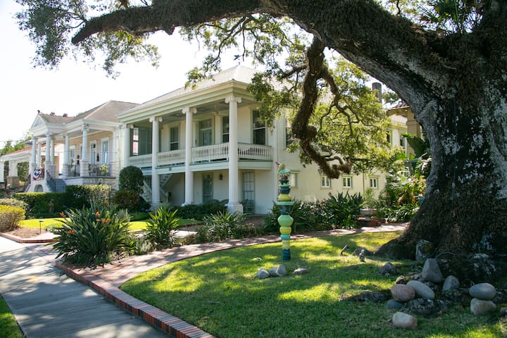 Bayou Bleu – Close to City Park & Street Car
