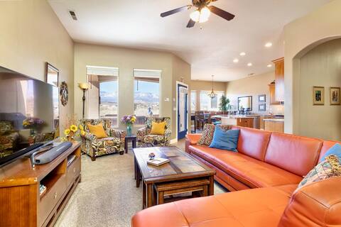 Upscale w/ Mtn Views, Hot Tub, 25 Mins to Zion NP