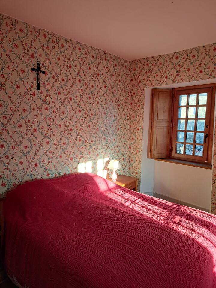 Spavaća soba 1 bračni krevet 140 x 190. Mala susjedna WC školjka. Predivna svijetla spavaća soba s dva prozora.