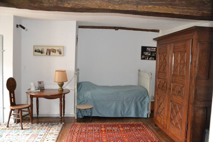 The Manon bedroom is both a extra bedroom with a 3thigh bed, and small TV lounge. This is a through room, that is not independent. Nalazi se uz spavaću sobu Pamina.