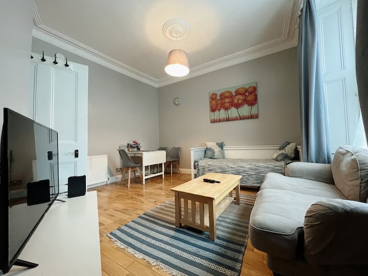 Kituo cha Jiji la Edinburgh Kituo cha Vyumba viwili vya kulala - 
Pana na Leta Sebule yenye Eneo la Kula