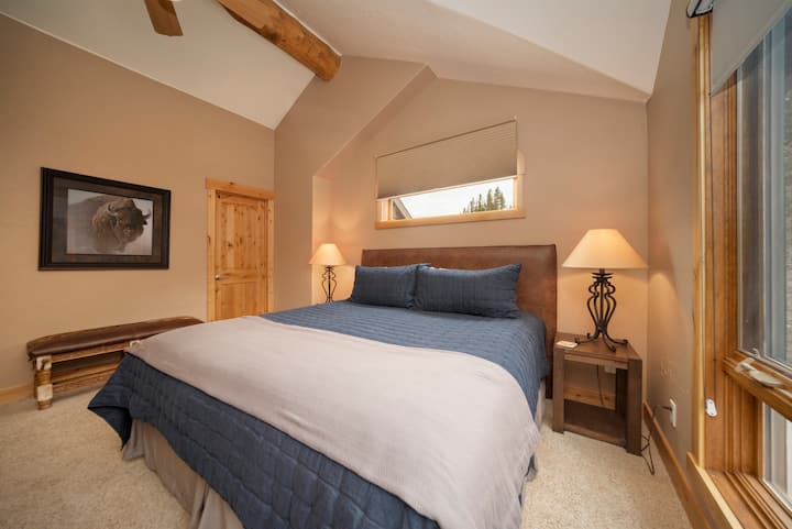 主卧套房，配备全新加大双人床和新床头柜，配备独立卫生间和平板电视