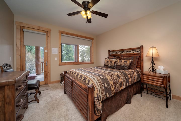 1号客房配有标准双人床、下层甲板、热水浴缸和新梳妆台