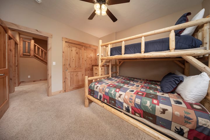 2号客房，双层床上有双层床，上层为标准双人床，配有新的梳妆台。提供标准双人充气床垫和Pack-N-Play。