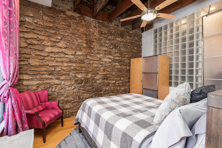 Queen size bed with memory foam mattress