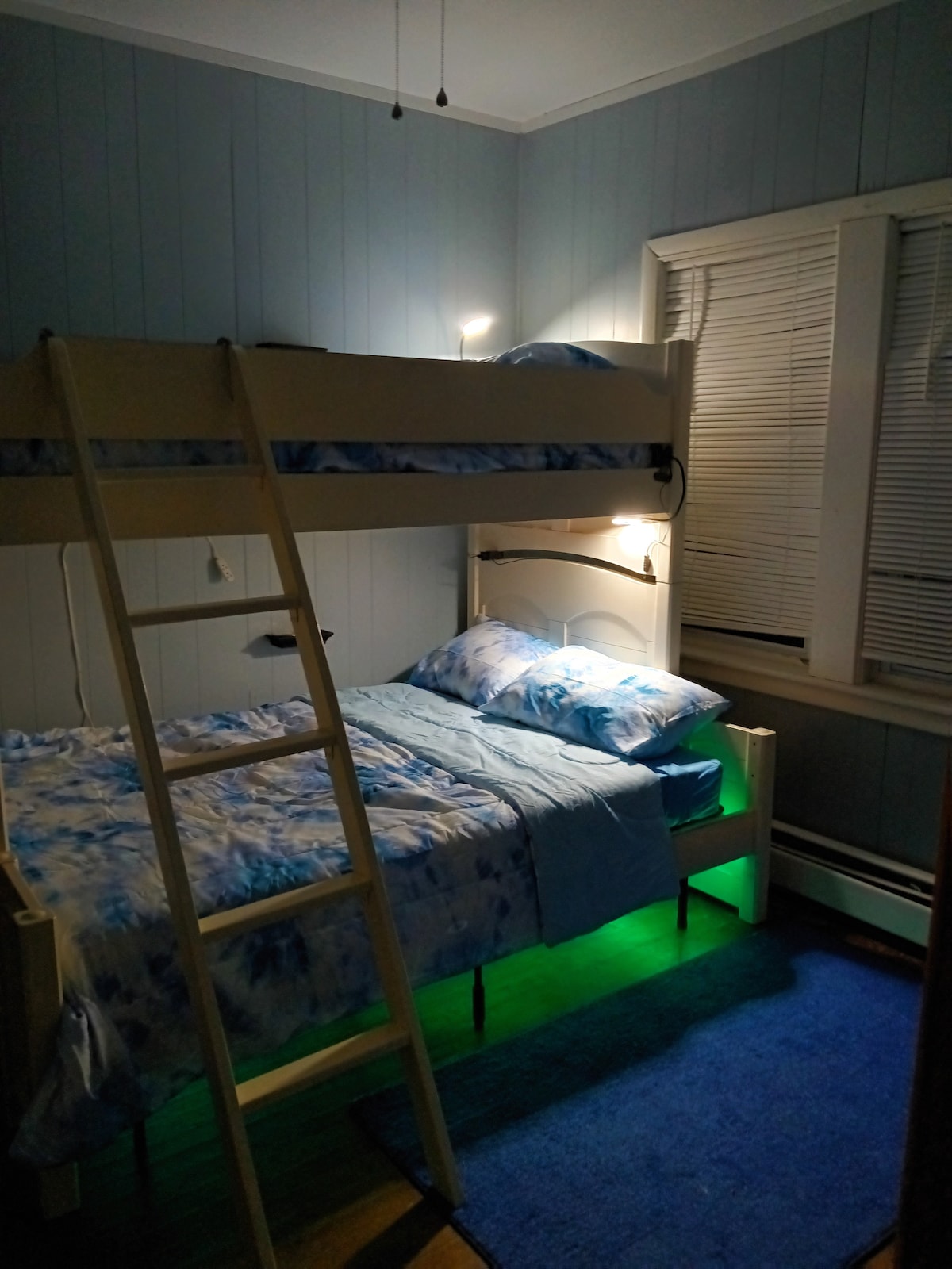 krevet na kat bdrm 3 w/bed lamp i led rasvjeta