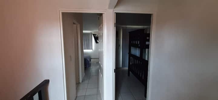 Შესასვლელი საძინებლები 2 და 3. Საძინებელი 2 აბაზანა-ტუალეტით და ტელევიზორით. 