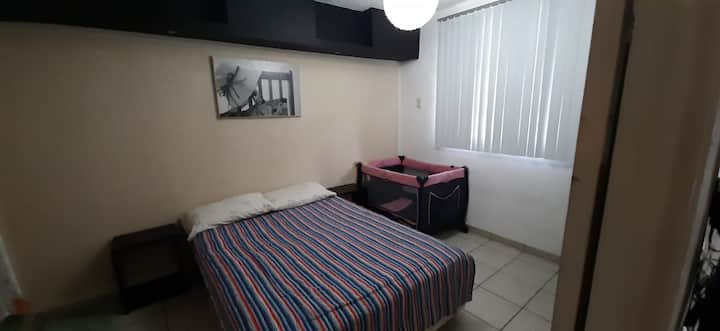 Საძინებელი პირველ სართულზე ორადგილიანი საწოლით. 