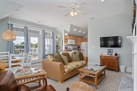 Successful Airbnb property: Bird's Eye Waterfront Views, Roomy, Quiet in Manteo