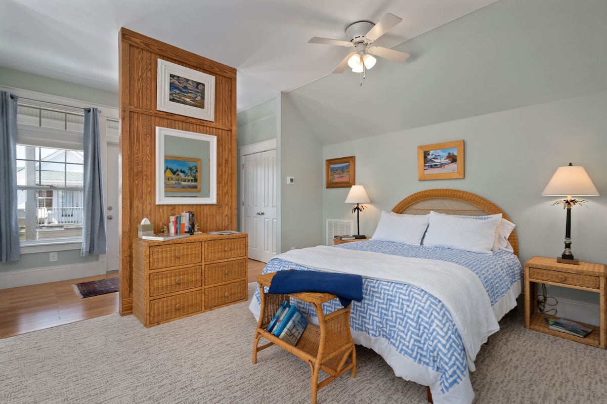 Спалното помещение на Ърни разполага с двойно легло queen size, чаршафи за качество на хотела с 800 броя, възглавници и допълнителни одеяла. Нощните шкафчета с лампи, скрин, оригинални произведения на изкуството и седяща ниша превръщат това в луксозен апартамент. 