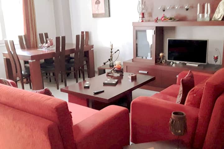 Во овој светол простор може да се опуштите , да јадете и да работите од дома  бидејќи нашата wifi мрежа се движи со оптички влакна и работи незамисливо брзо со 77 Mbps!!!