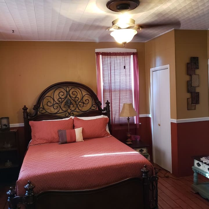 ห้องนอนด้านหน้าเตียงควีนไซส์