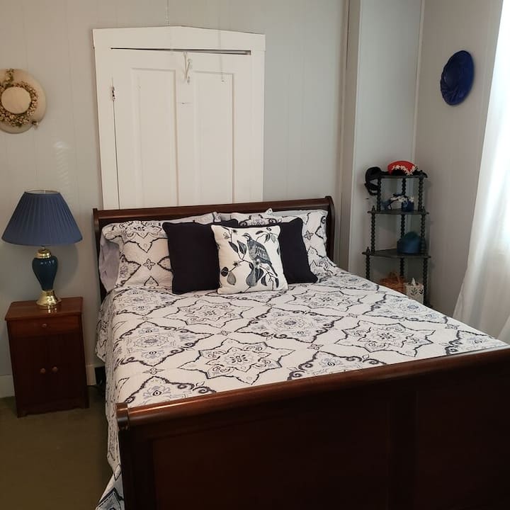 ห้องนอนด้านหลังเตียงควีนไซส์